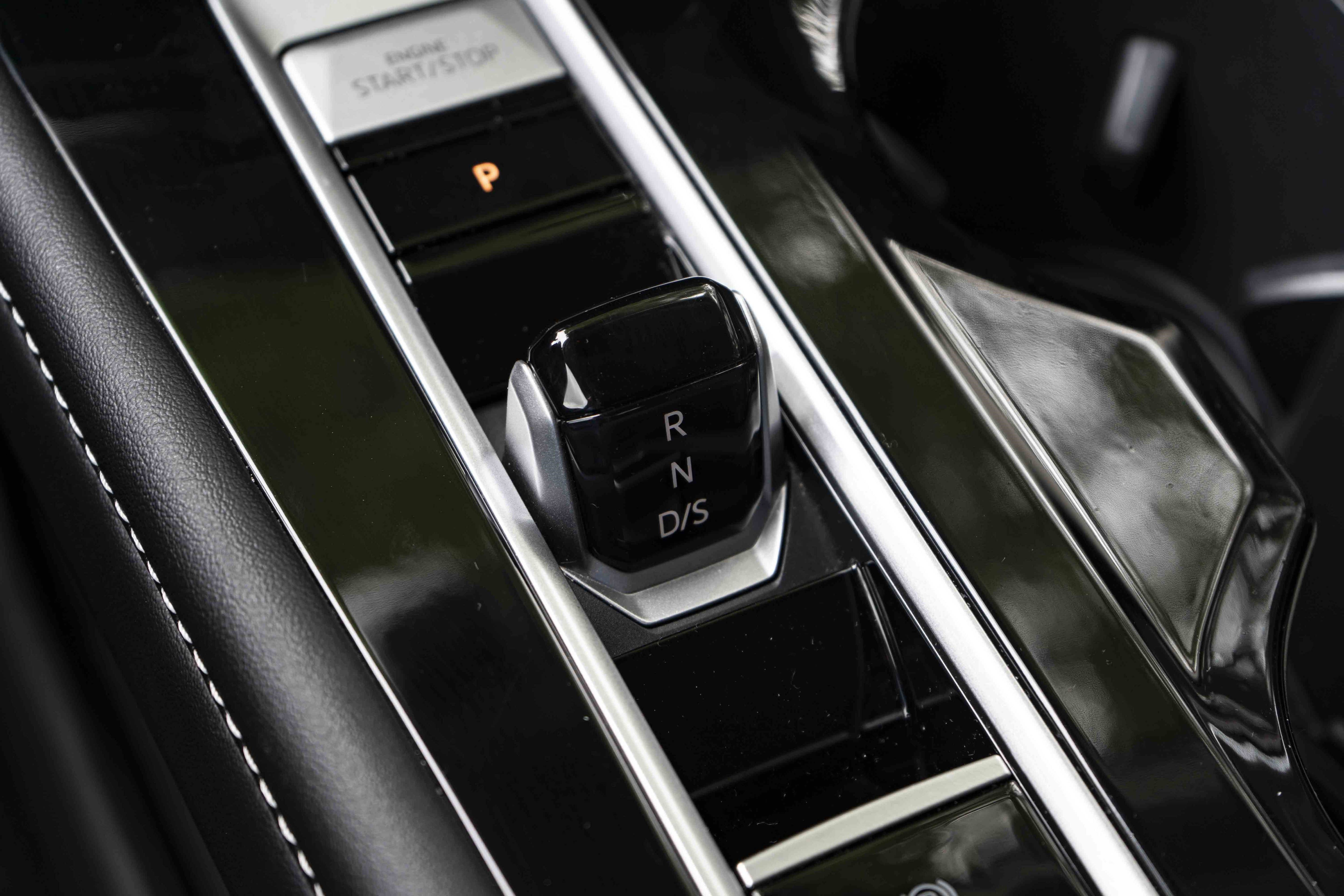 Used 2024 Volkswagen Atlas SE w/ Black Wheel Package FWD image 30