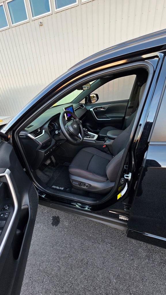 Used 2025 Toyota RAV4 SE w/ Weather & Moonroof Package image 9