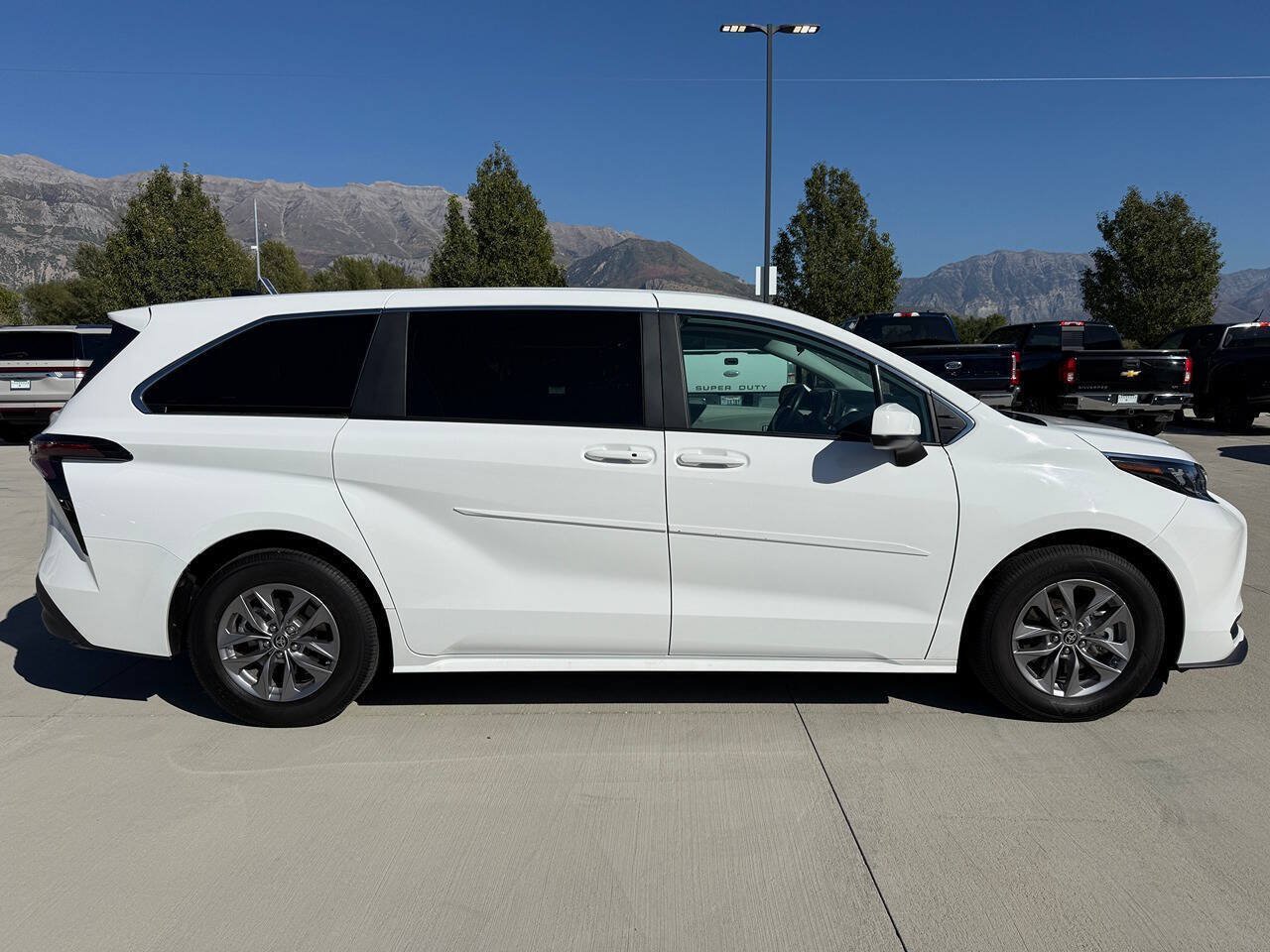 Used 2024 Toyota Sienna LE AWD/4WD image 2
