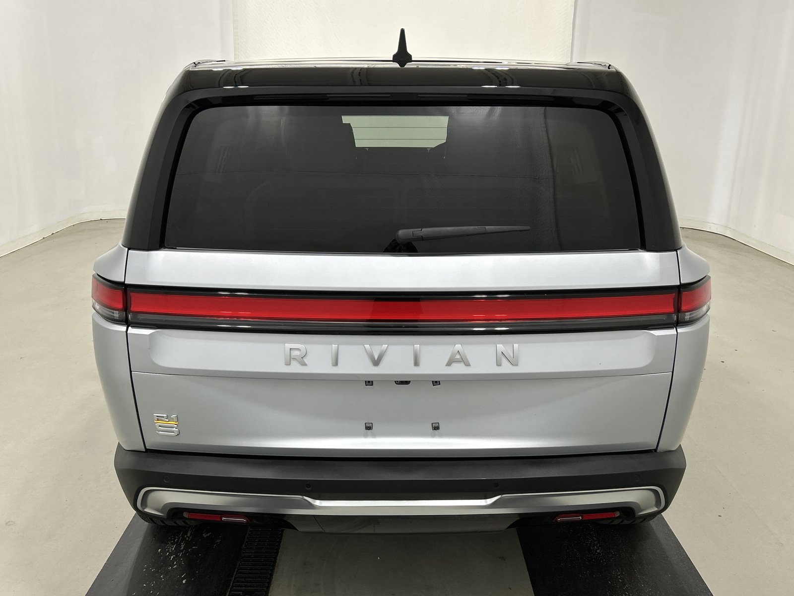 Used 2024 Rivian R1S Adventure AWD/4WD image 4
