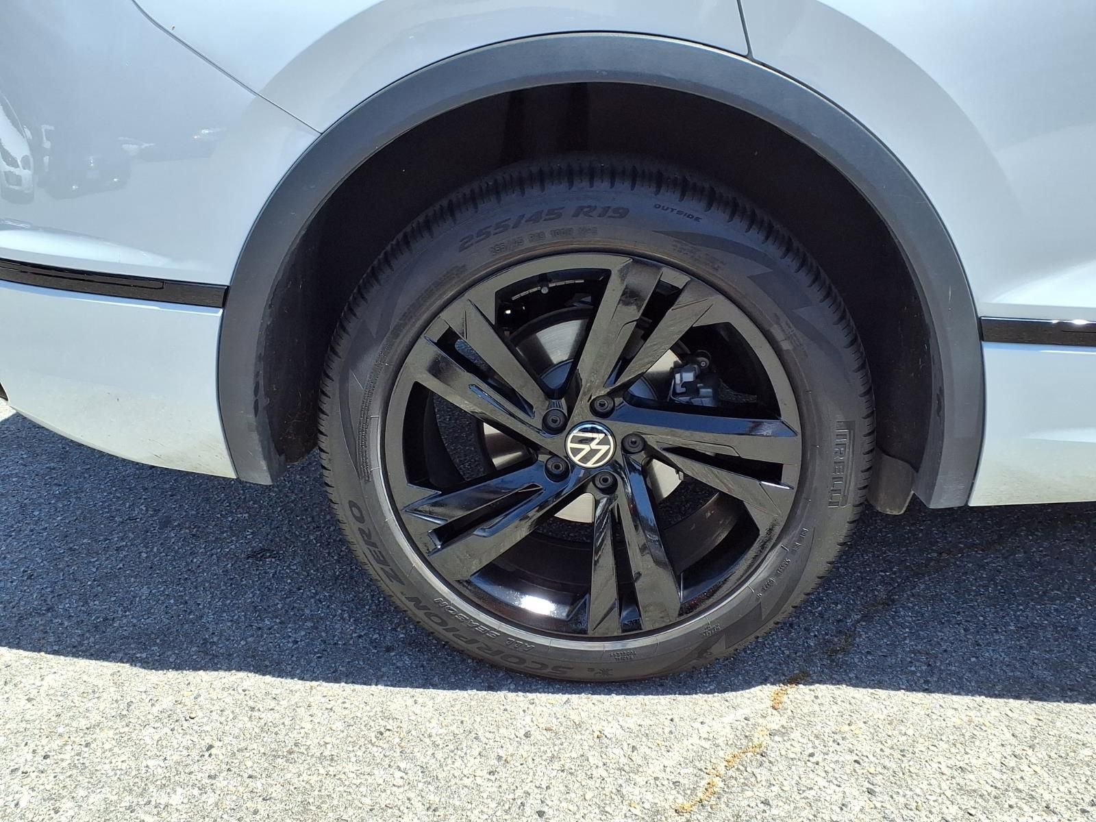 Certified 2023 Volkswagen Tiguan SE R-Line FWD image 5
