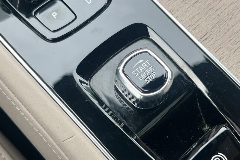 Certified 2025 Volvo XC90 B6 Plus image 25