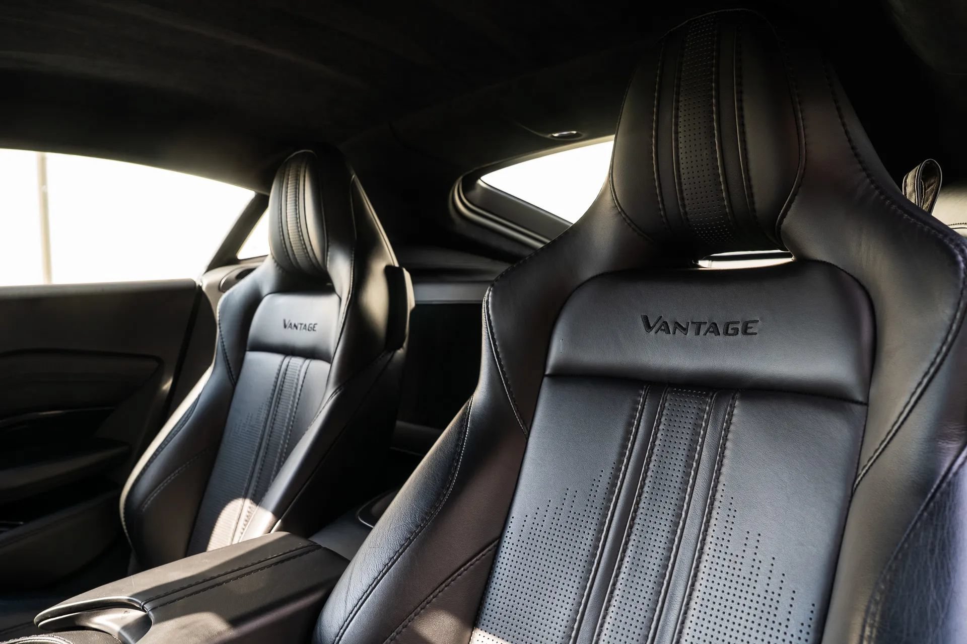 Used 2019 Aston Martin V8 Vantage Coupe RWD image 24