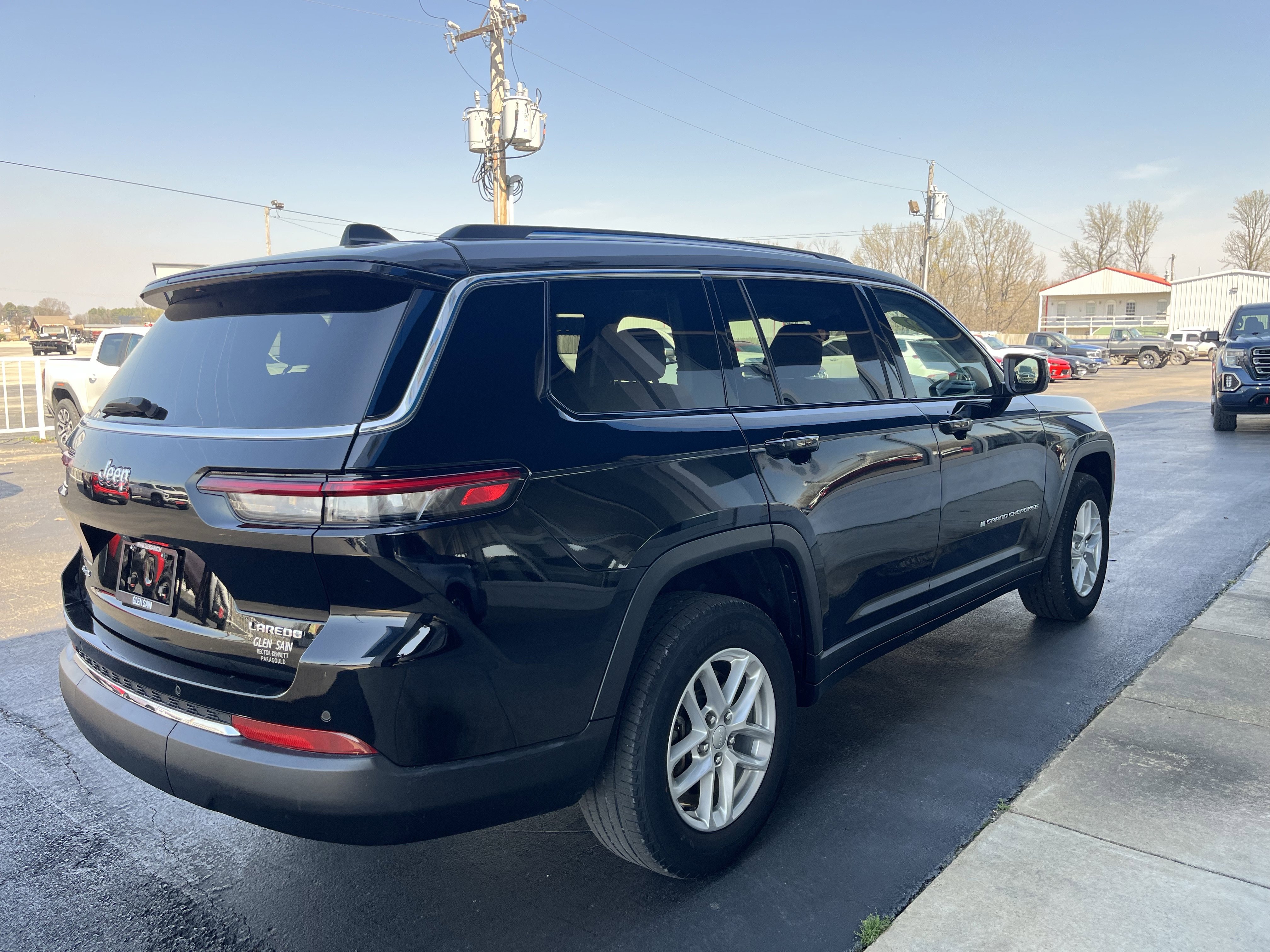 Used 2023 Jeep Grand Cherokee L Laredo image 7