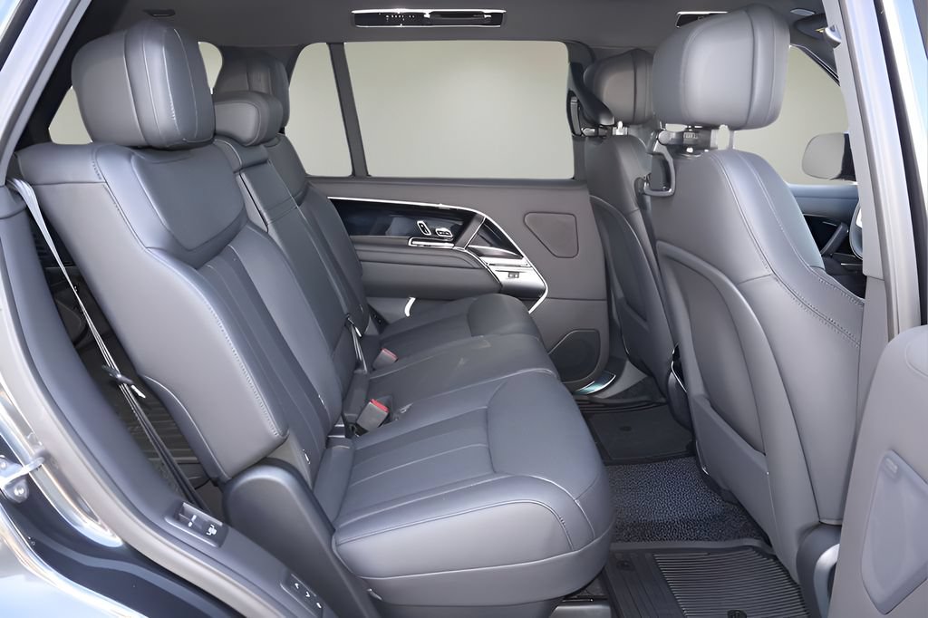 New 2026 Land Rover Range Rover Long Wheelbase SE AWD/4WD image 16