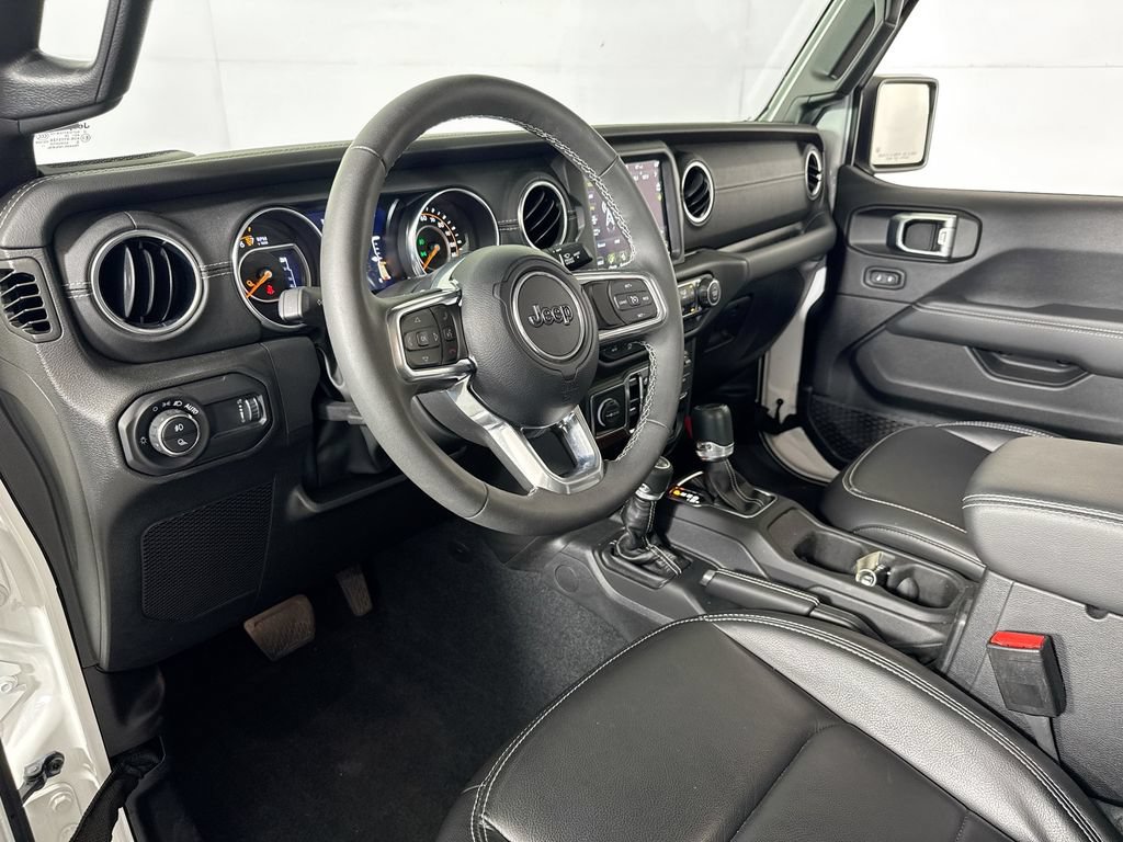 Used 2023 Jeep Gladiator Overland w/ LED Lighting Group AWD/4WD image 9