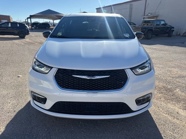 New 2026 Chrysler Pacifica Select image 2