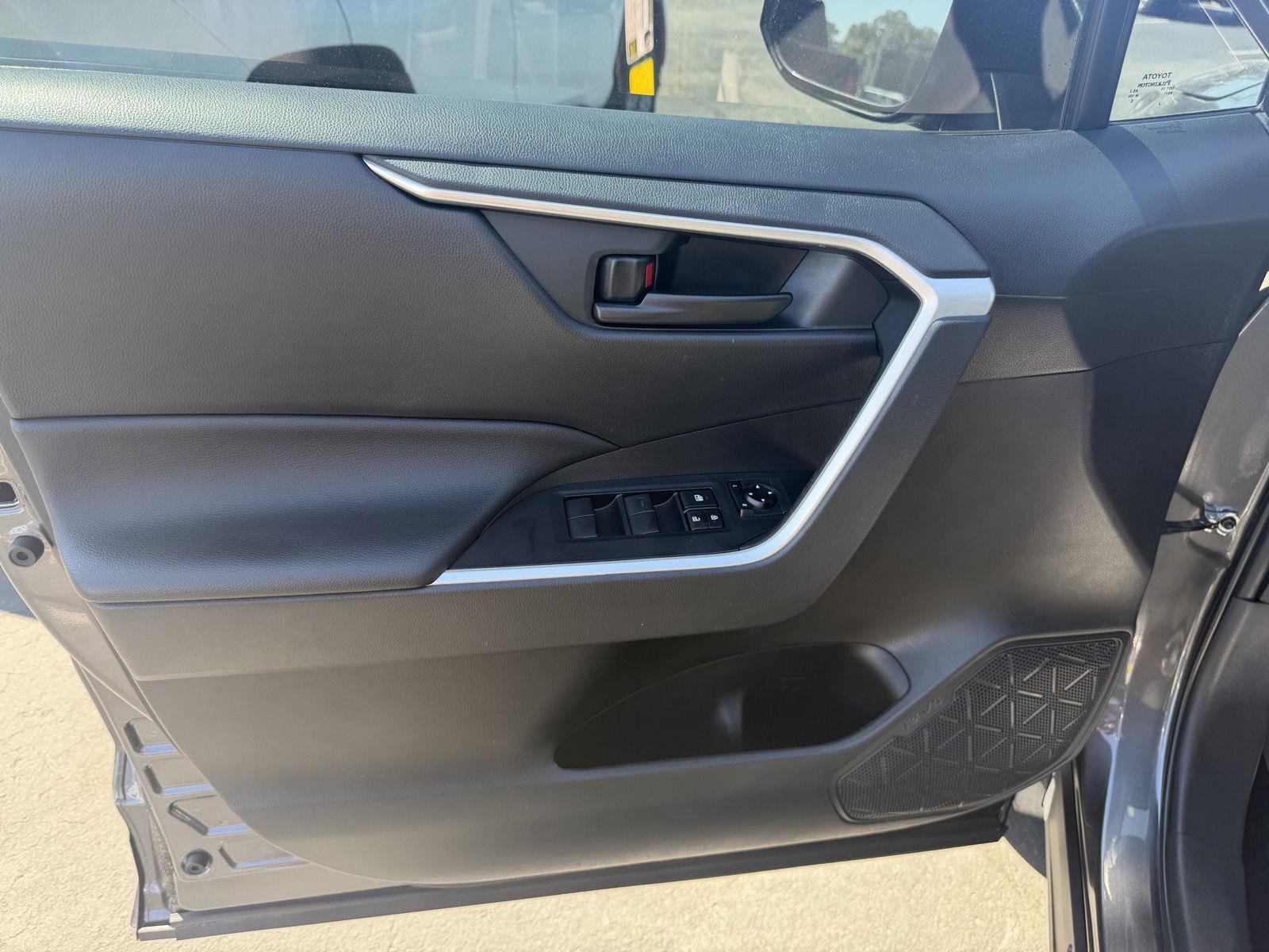 Used 2022 Toyota RAV4 LE FWD image 10