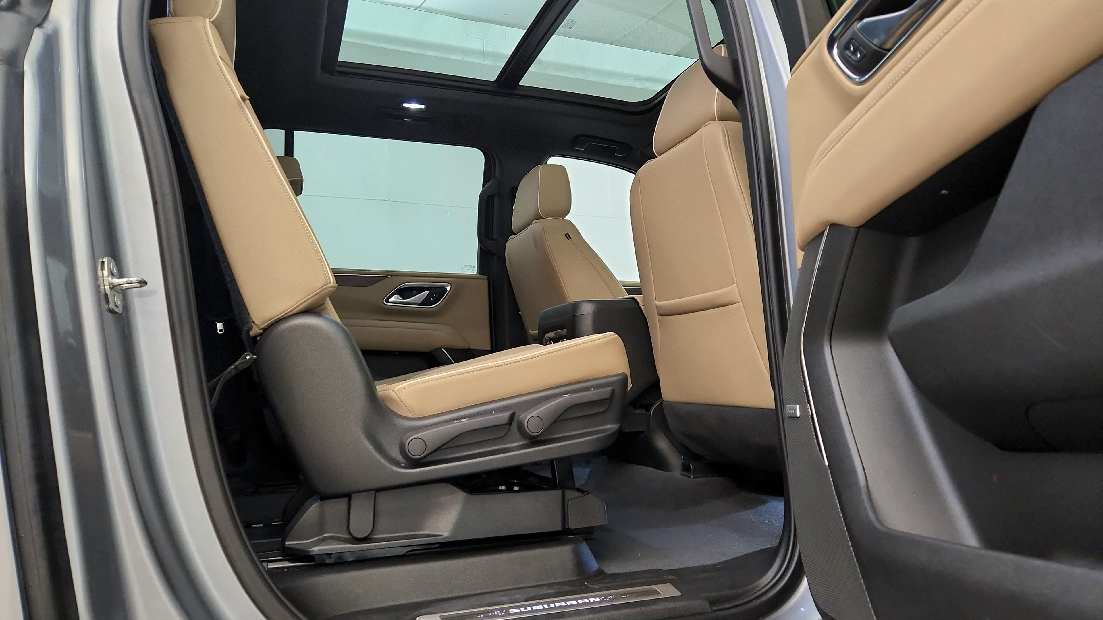 Used 2023 Chevrolet Suburban Premier AWD/4WD image 28