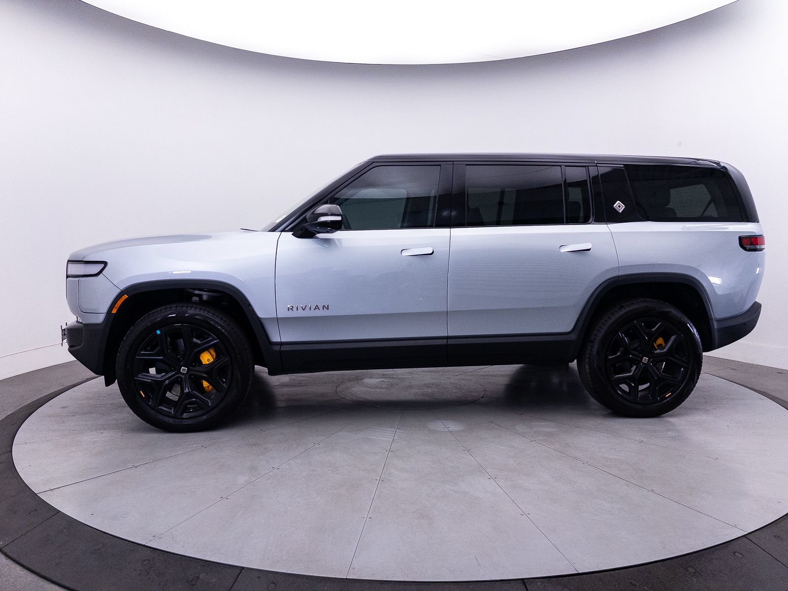 Used 2024 Rivian R1S Adventure AWD/4WD image 43