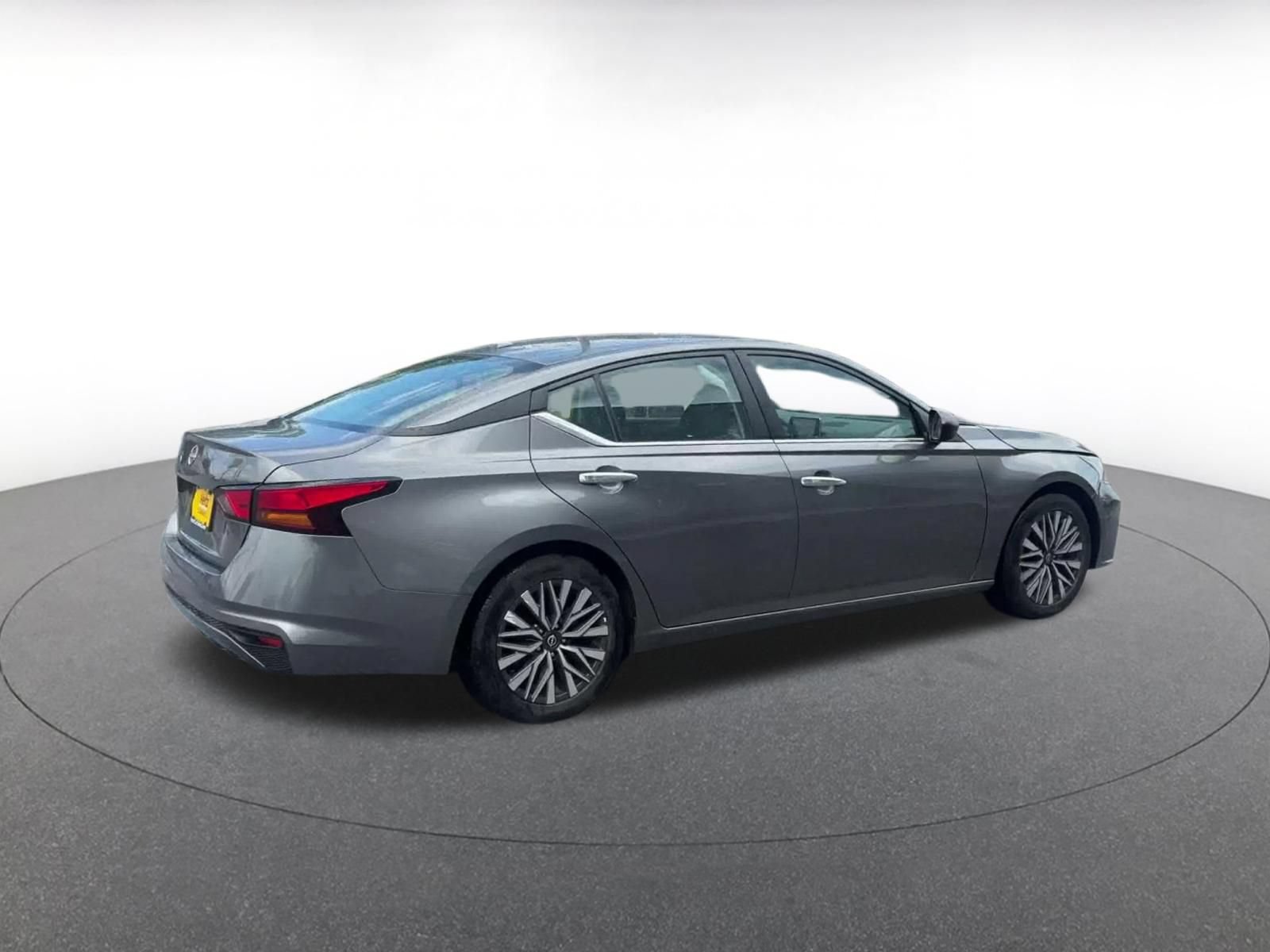 Used 2025 Nissan Altima 2.5 SV FWD image 13