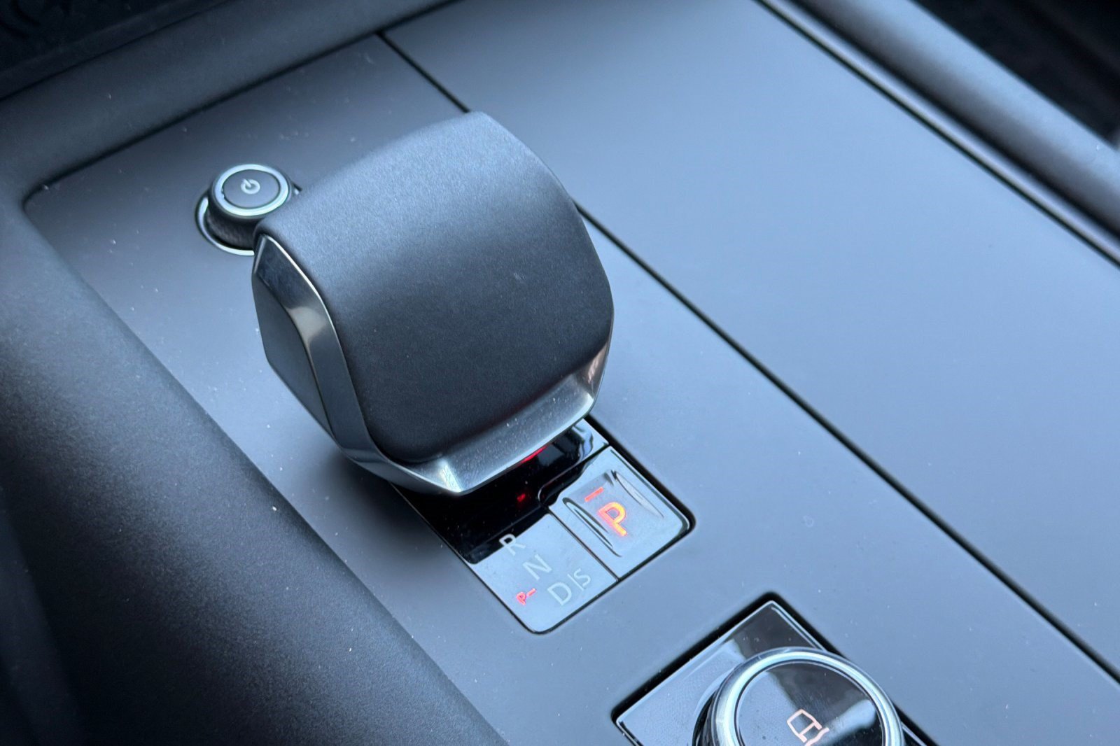 Certified 2025 Land Rover Discovery S AWD/4WD image 18