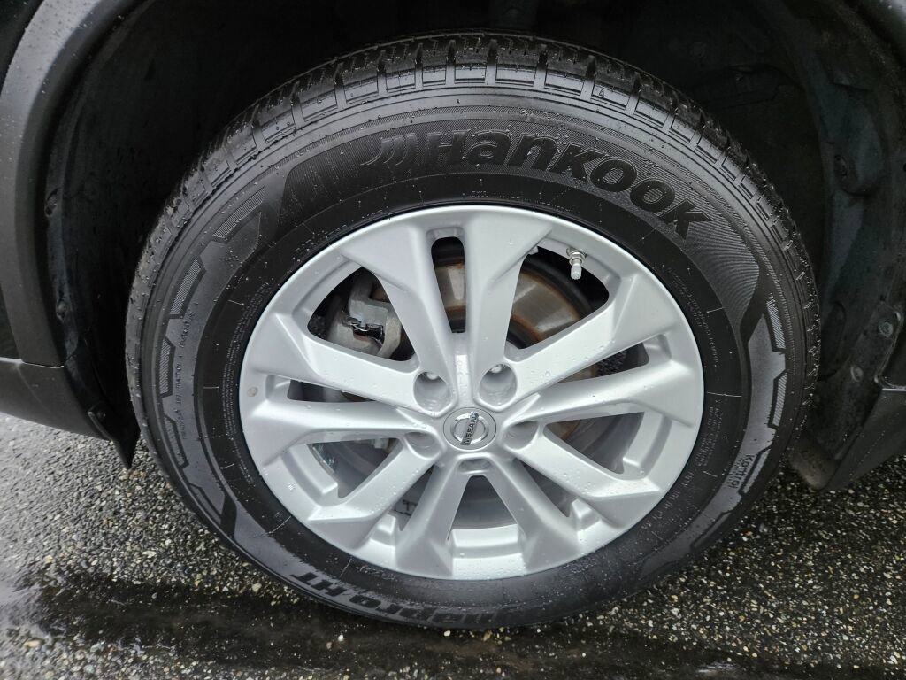 Used 2016 Nissan Rogue SV w/ SV Premium Package image 4