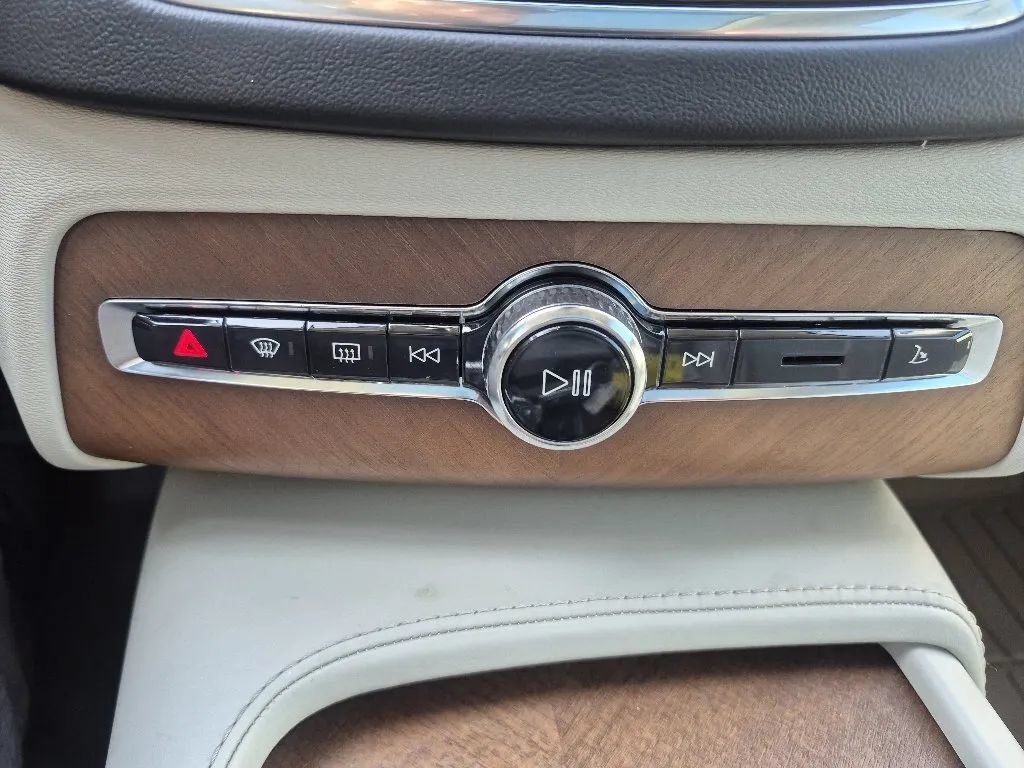 Used 2016 Volvo XC90 T8 Inscription w/ Vision Package AWD/4WD image 32