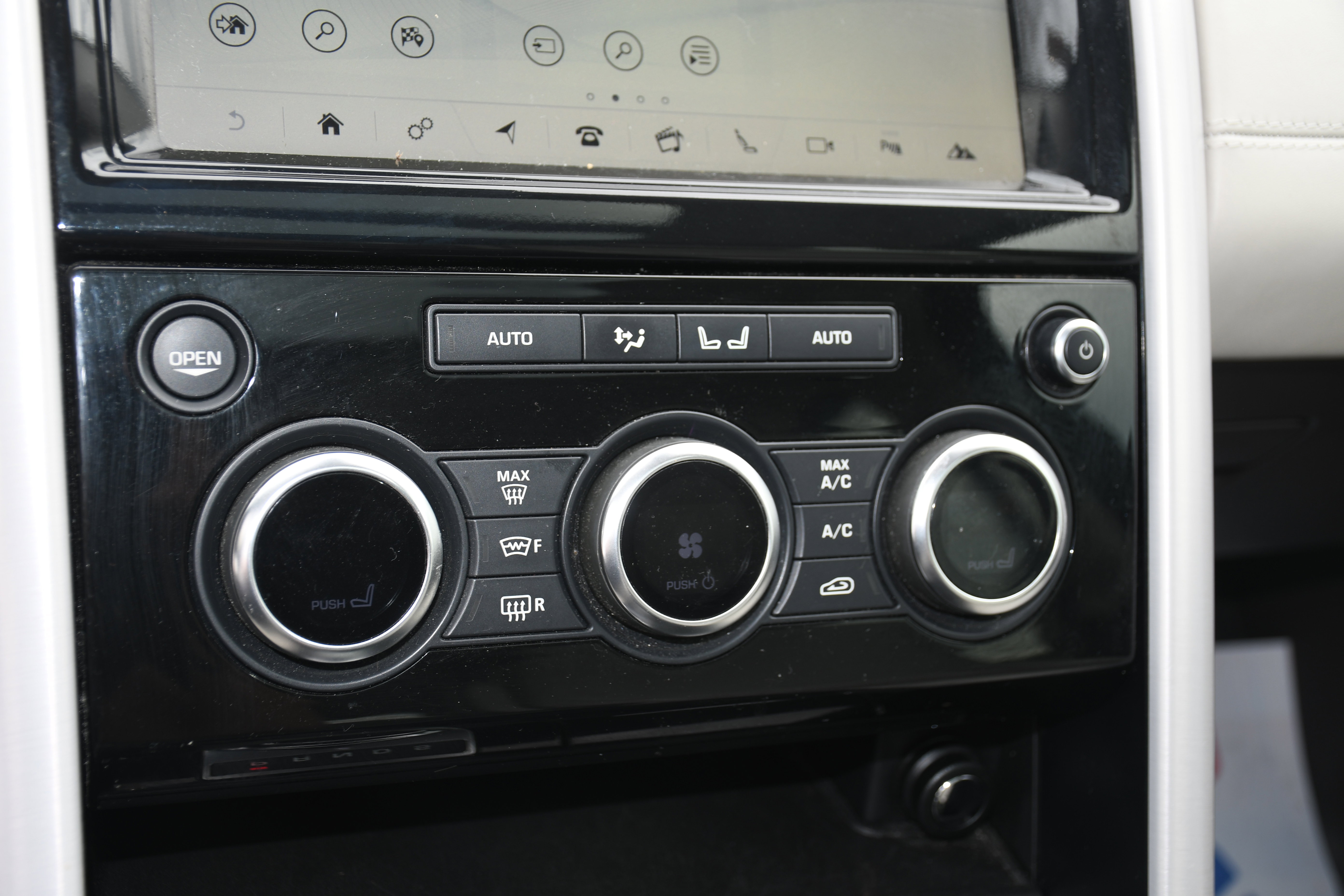 Used 2017 Land Rover Discovery HSE Luxury image 16