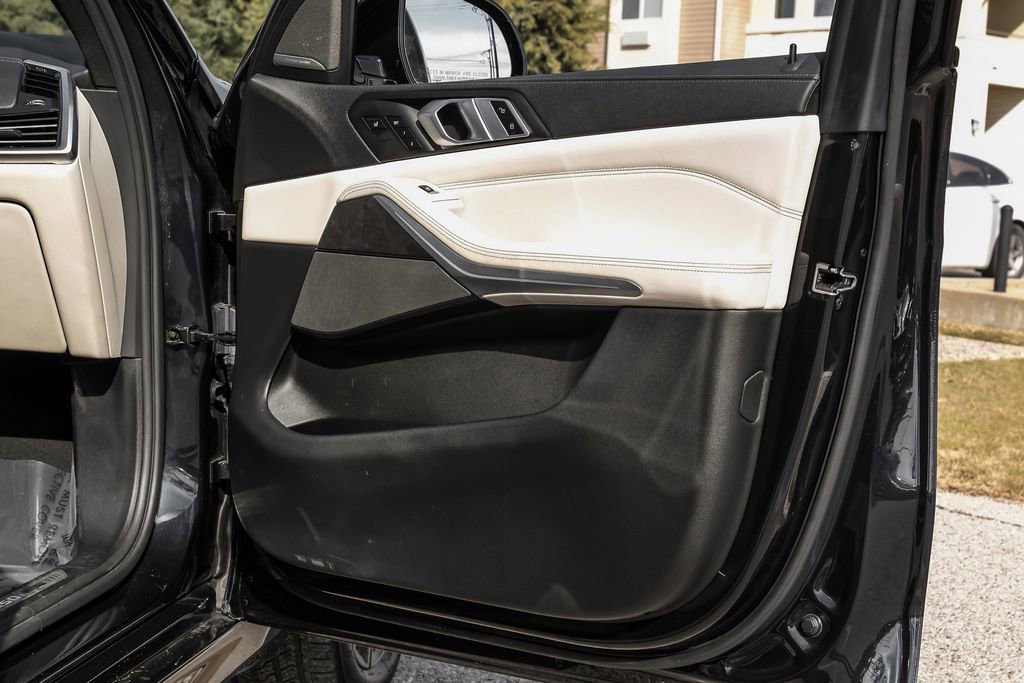 Used 2022 BMW X5 M50i w/ Executive Package image 51