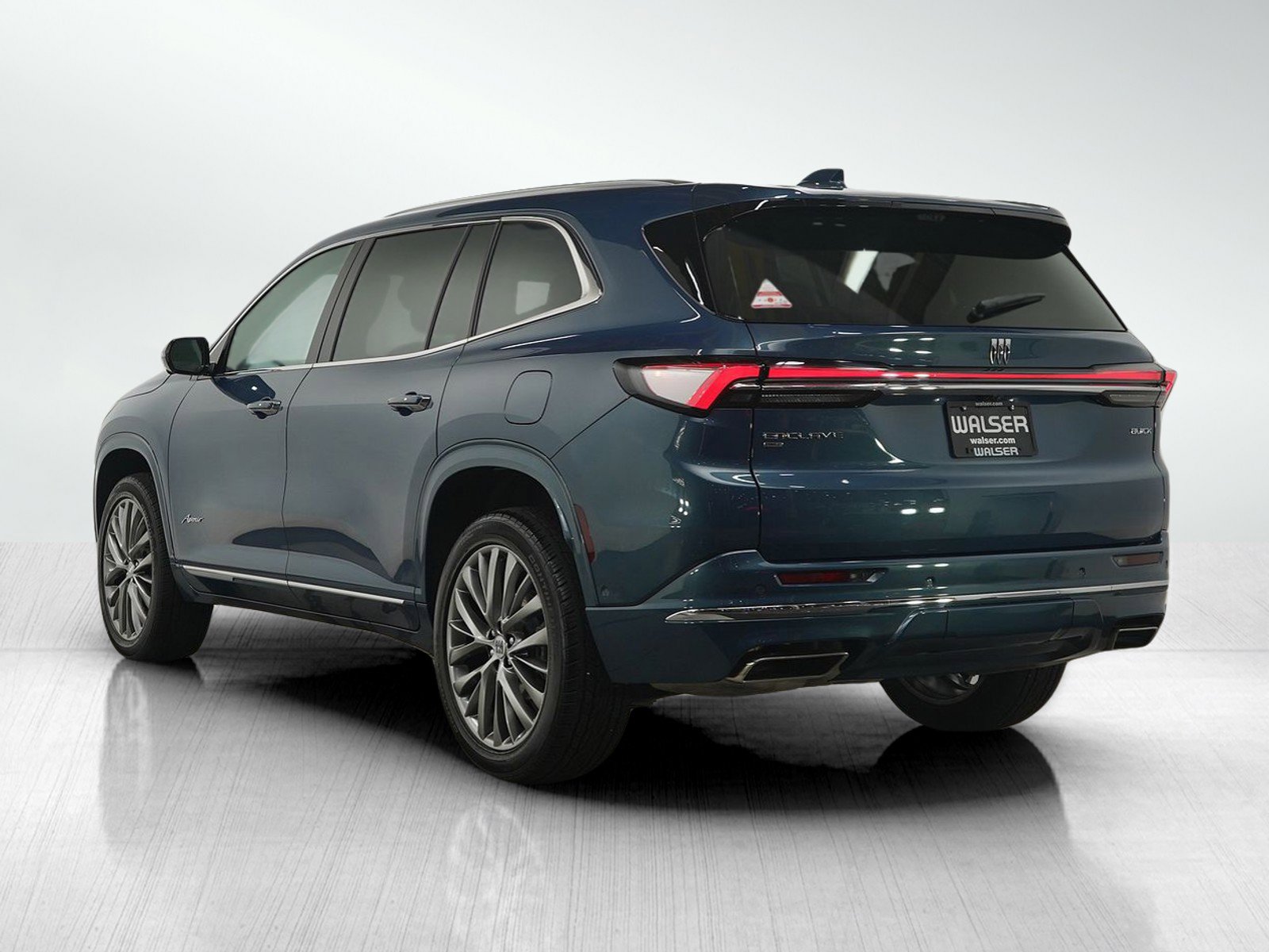 Used 2025 Buick Enclave Avenir image 3