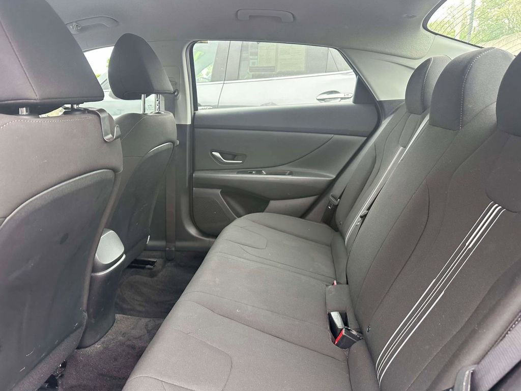 Used 2023 Hyundai Elantra SEL w/ Convenience Package FWD image 9