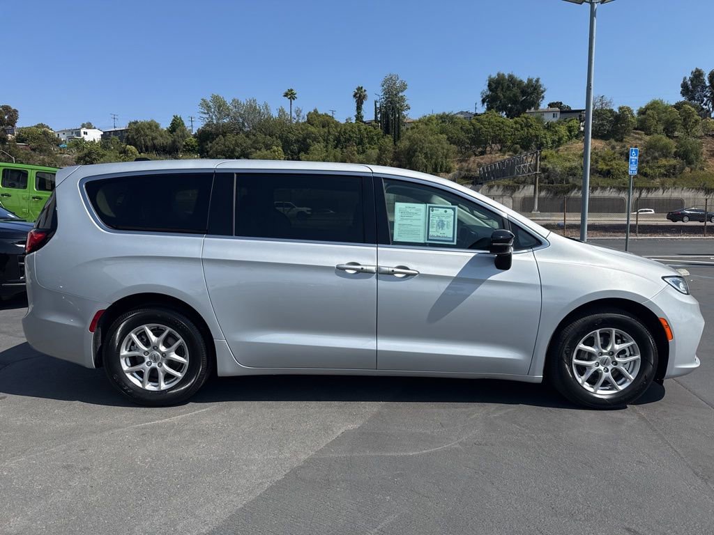 Used 2024 Chrysler Pacifica Touring-L image 9