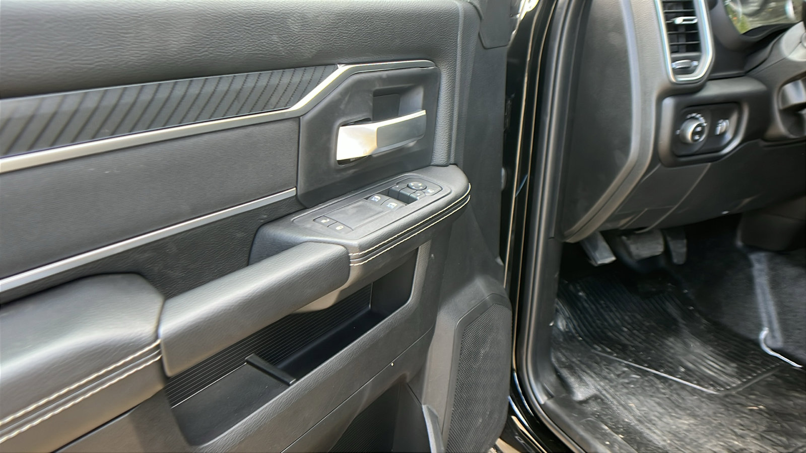 New 2025 RAM 5500 4x4 Regular Cab image 15