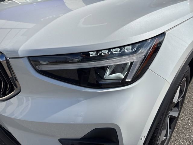 Used 2025 Volvo XC40 B5 Plus image 9