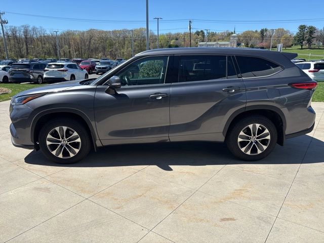 Used 2021 Toyota Highlander XLE AWD/4WD image 4