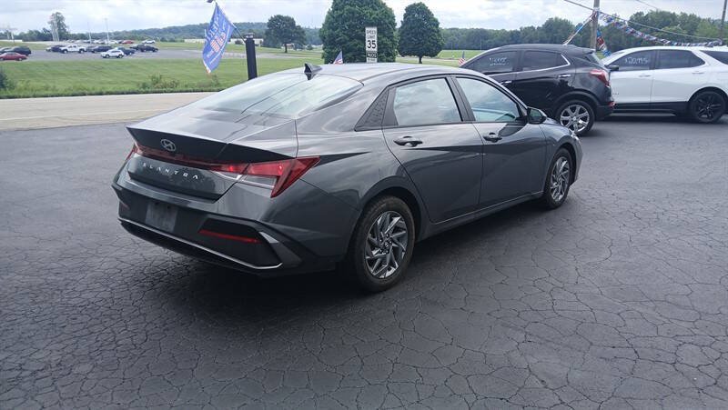 Used 2024 Hyundai Elantra SEL FWD image 2