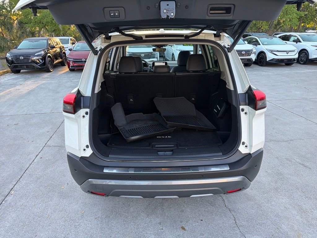 Used 2023 Nissan Rogue SL w/ SL Premium Package image 35