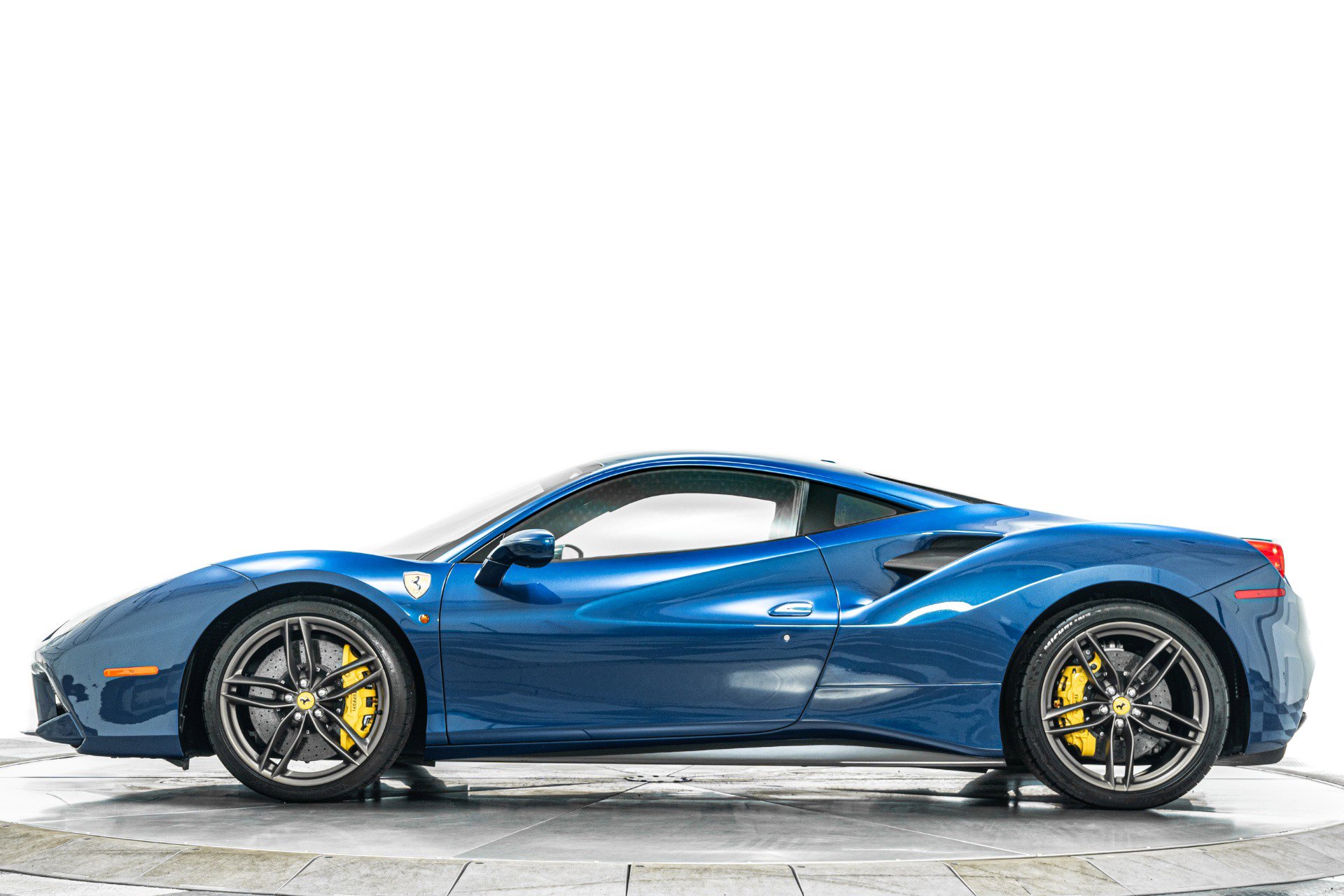 Used 2018 Ferrari 488 GTB RWD image 6