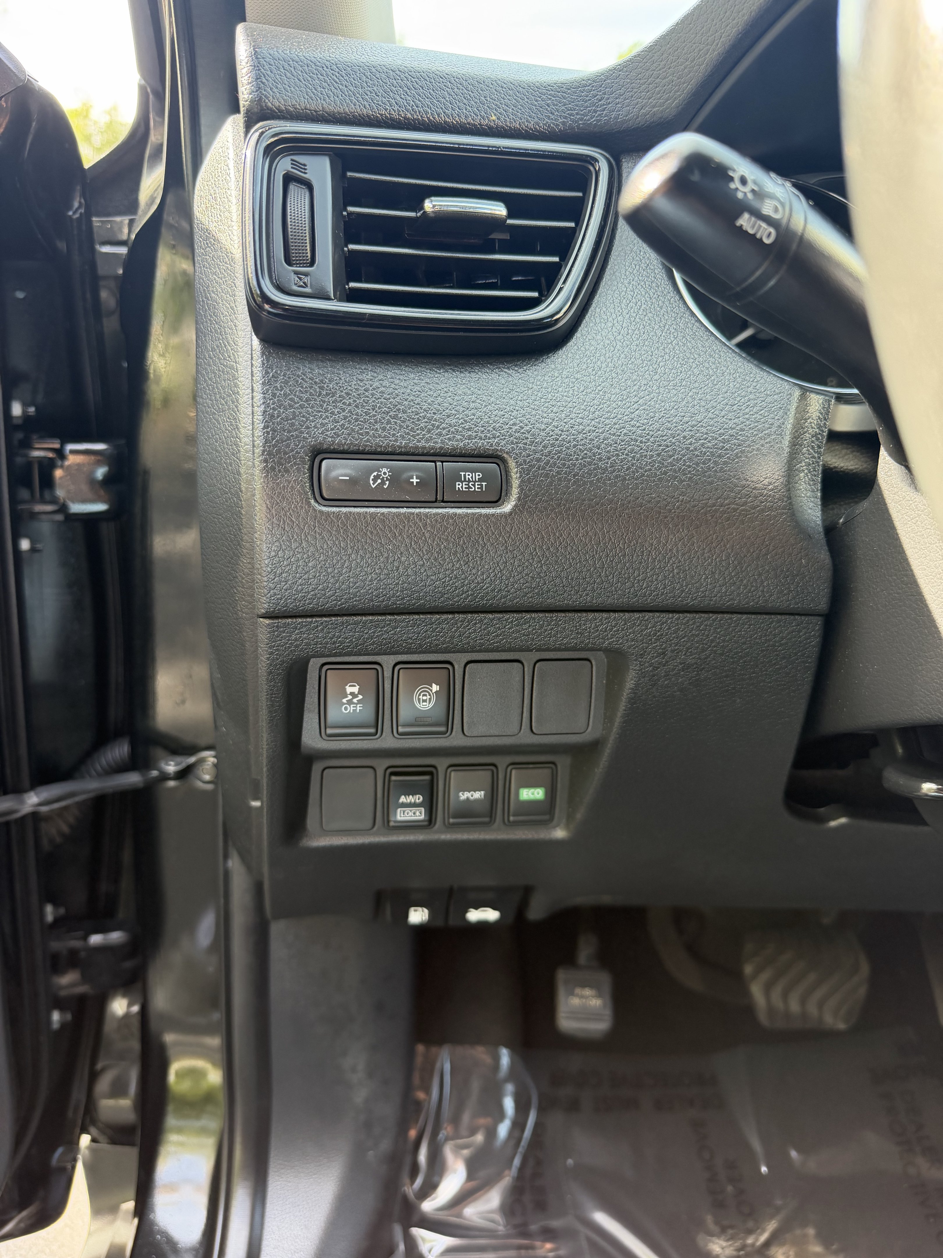 Used 2017 Nissan Rogue SV AWD/4WD image 23