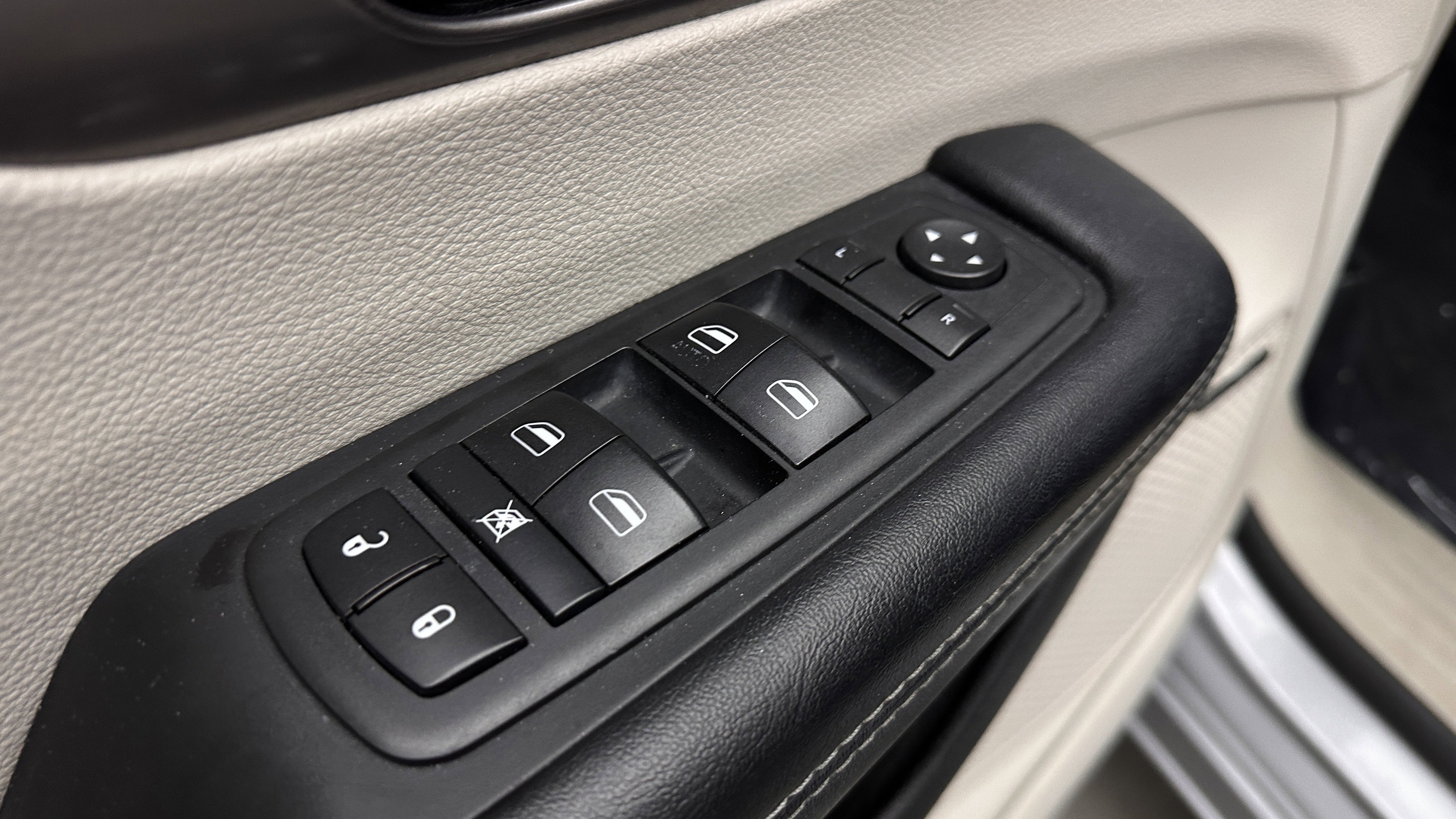 Used 2018 Chrysler Pacifica Limited w/ Advanced Safetytec Group FWD image 12