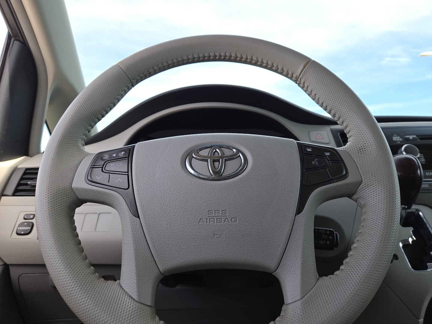 Used 2013 Toyota Sienna XLE FWD image 25
