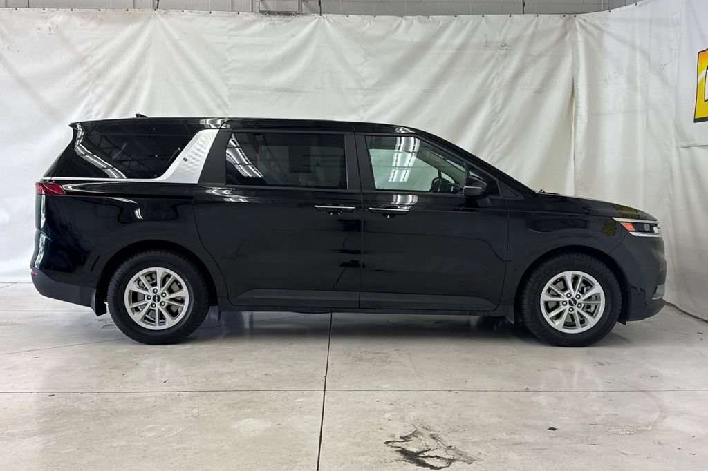 Used 2024 Kia Carnival LX FWD image 3