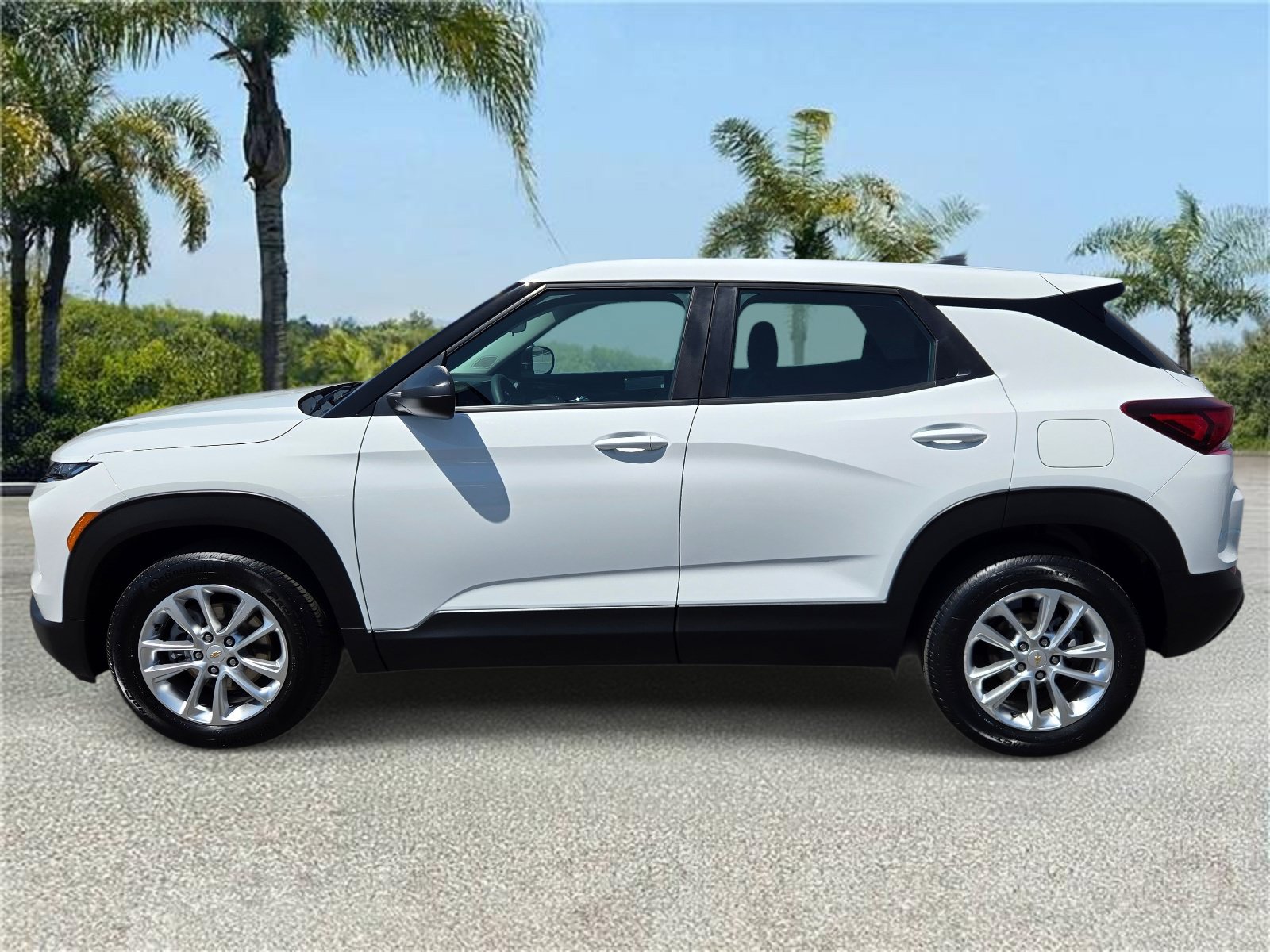 Used 2025 Chevrolet TrailBlazer LS w/ LS Confidence Package FWD image 2