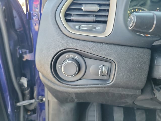 Used 2017 Jeep Renegade Sport w/ Power & Air Group FWD image 27