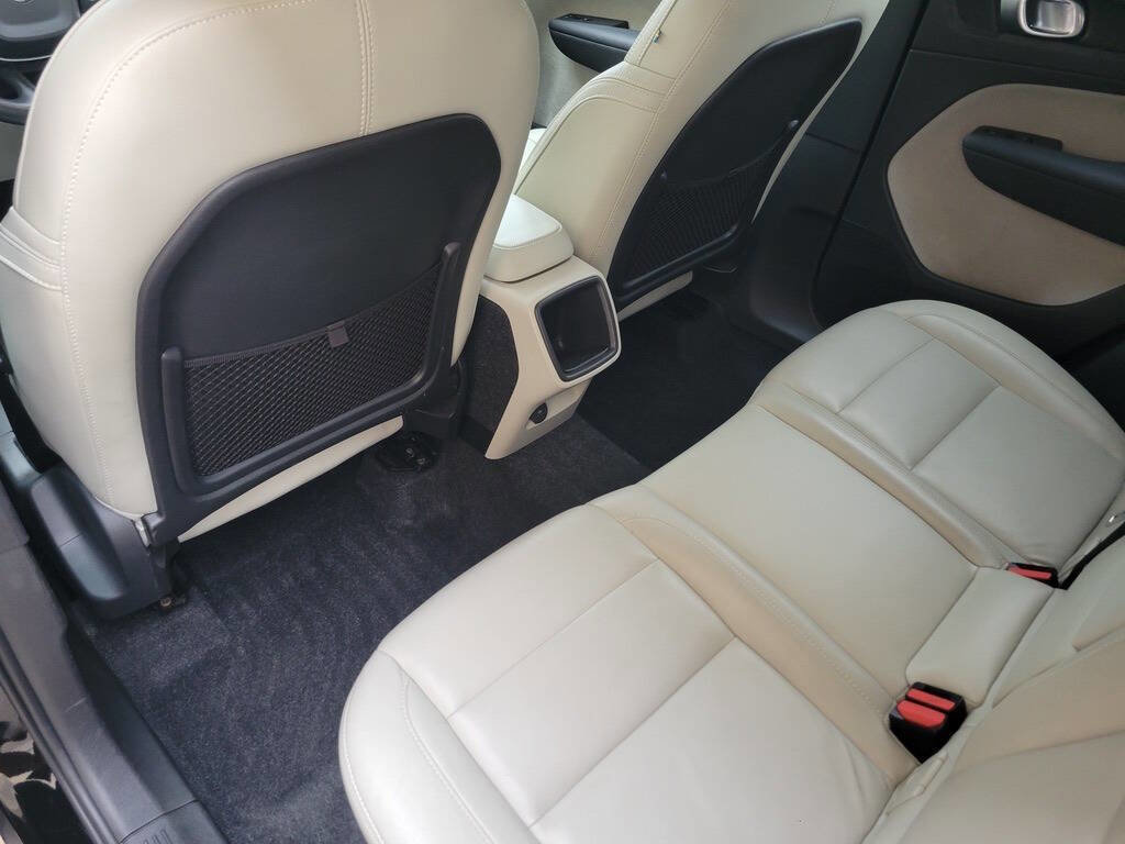 Used 2020 Volvo XC40 T4 Momentum image 40