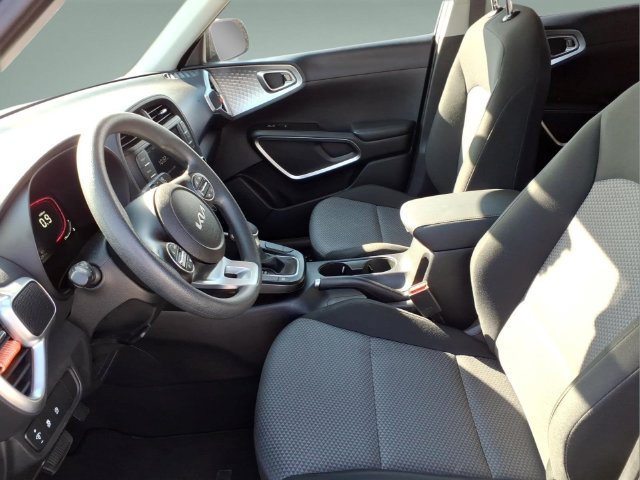 Used 2025 Kia Soul LX w/ LX Technology Package FWD image 12