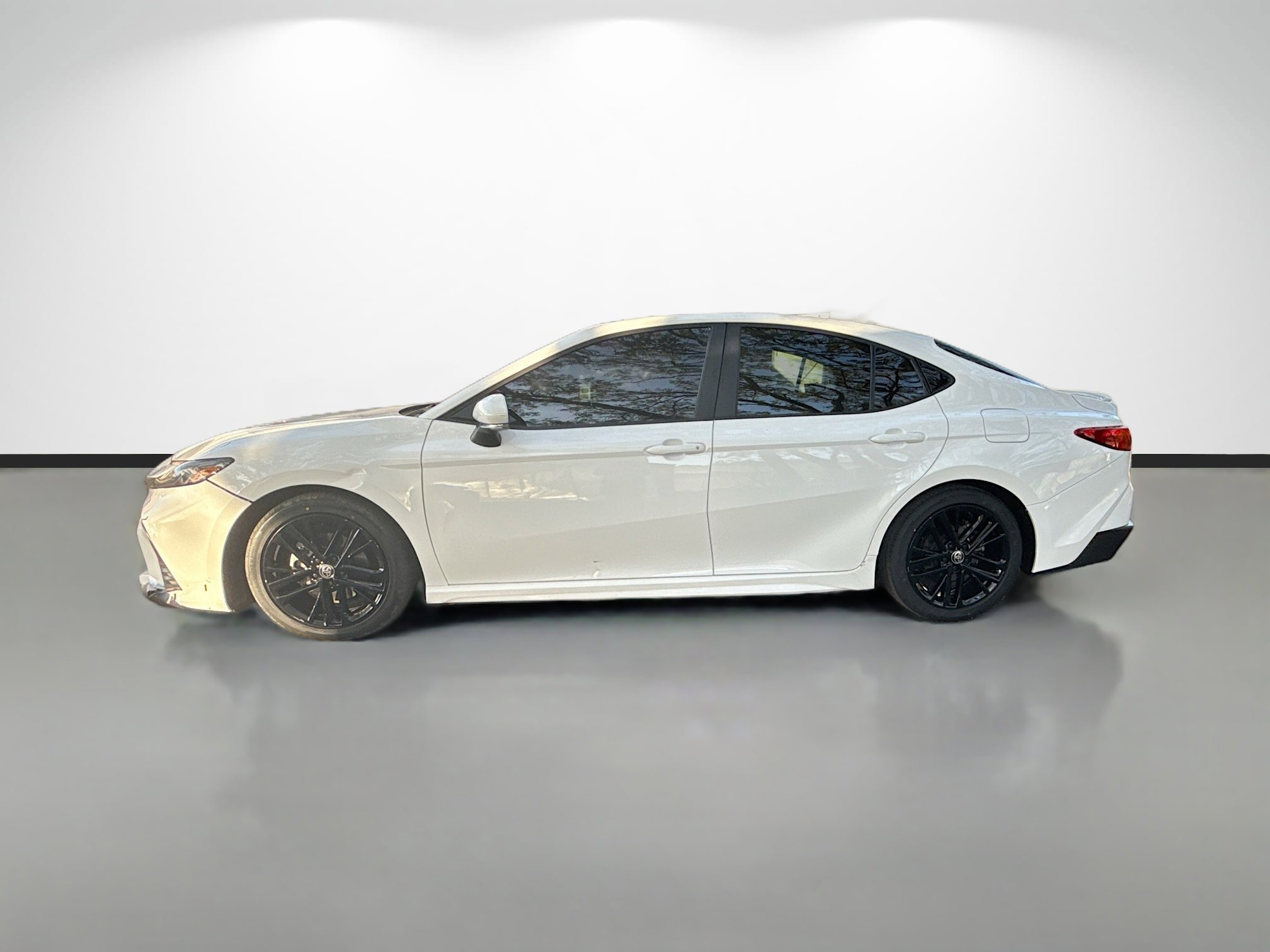 Used 2025 Toyota Camry SE w/ Multimedia Upgrade Package image 6