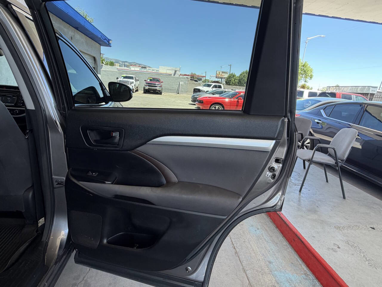 Used 2017 Toyota Highlander LE w/ Carpet Mat Package FWD image 17