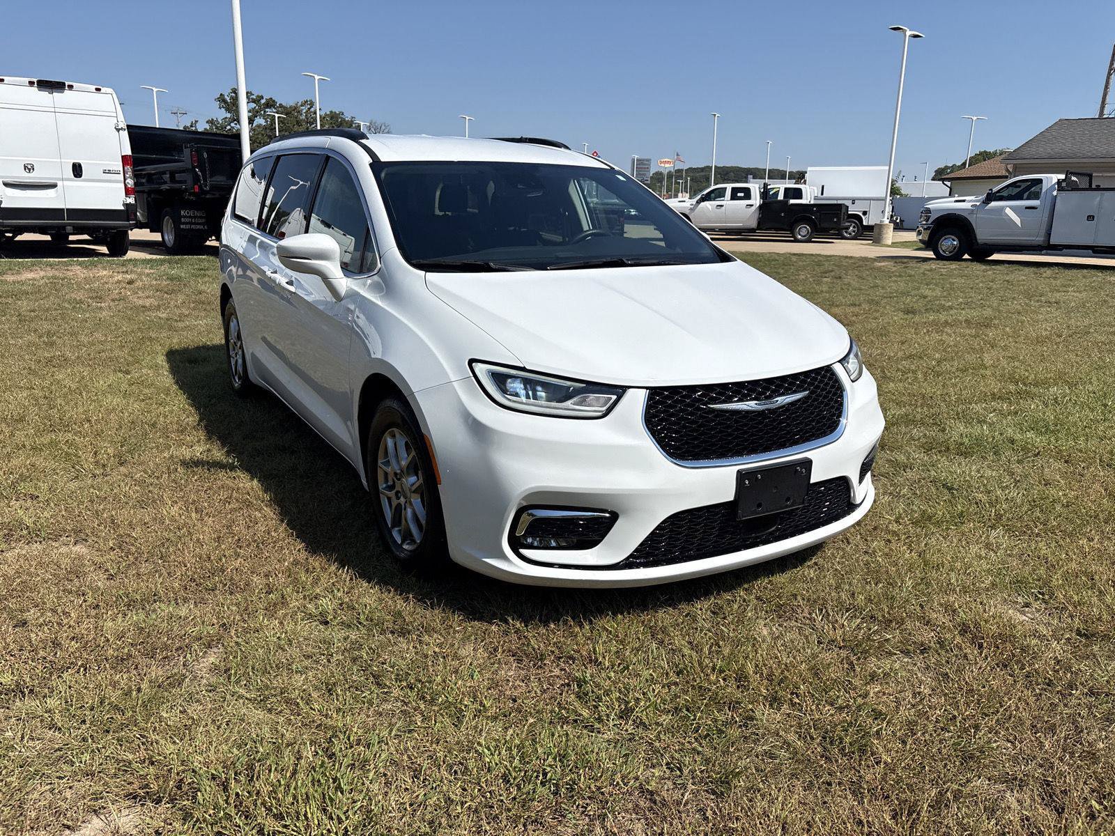 Used 2021 Chrysler Pacifica Touring FWD image 3