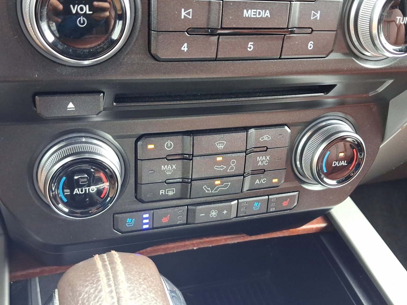 Used 2018 Ford F150 King Ranch w/ Equipment Group 601A Luxury AWD/4WD image 17