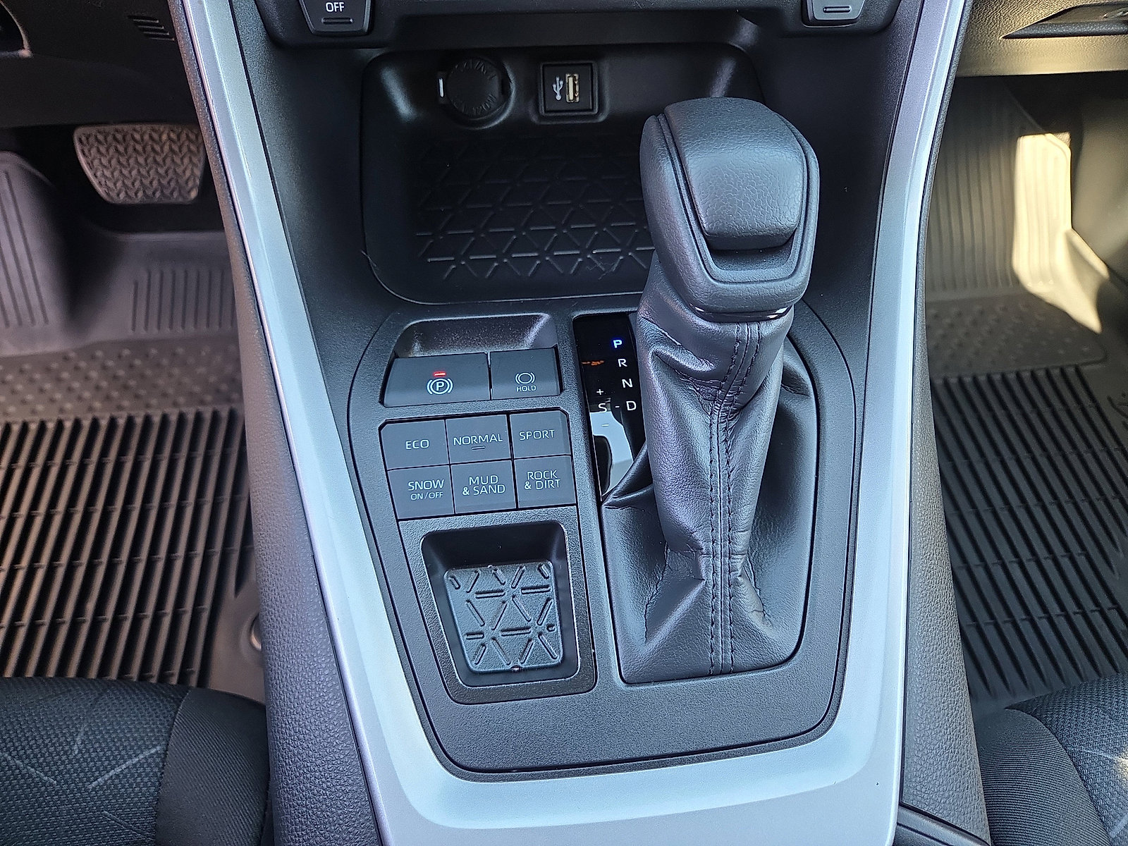 Used 2025 Toyota RAV4 XLE w/ Convenience Package image 28