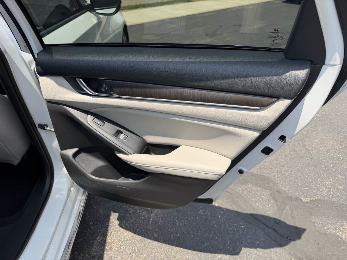 Used 2018 Honda Accord Touring image 17