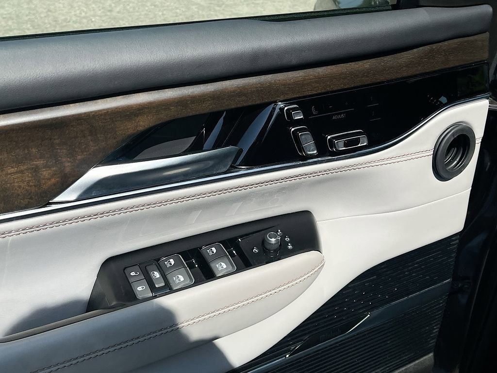 Used 2023 Jeep Grand Wagoneer 4WD image 18