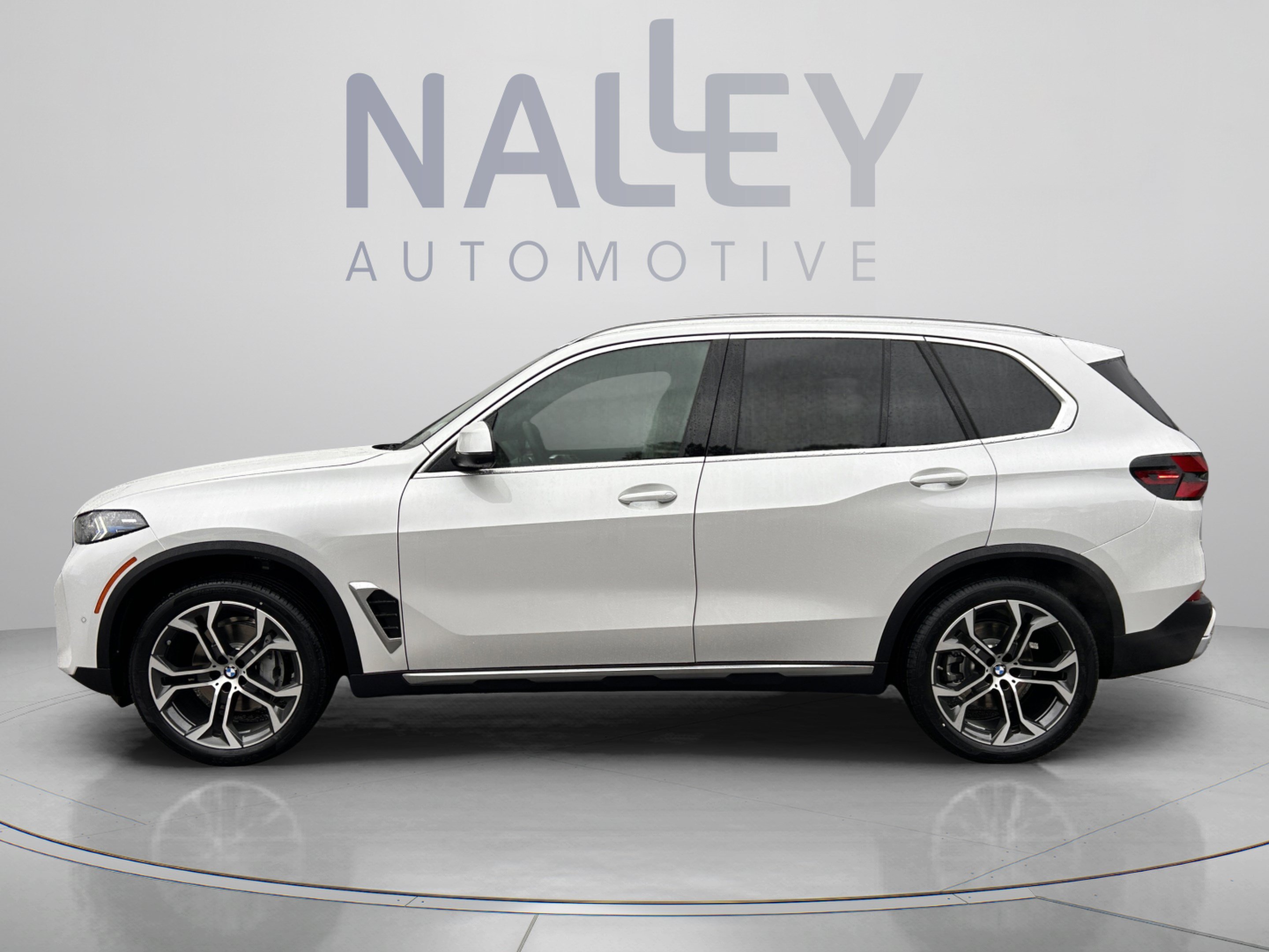 Used 2026 BMW X5 xDrive40i w/ Premium Package AWD/4WD image 2