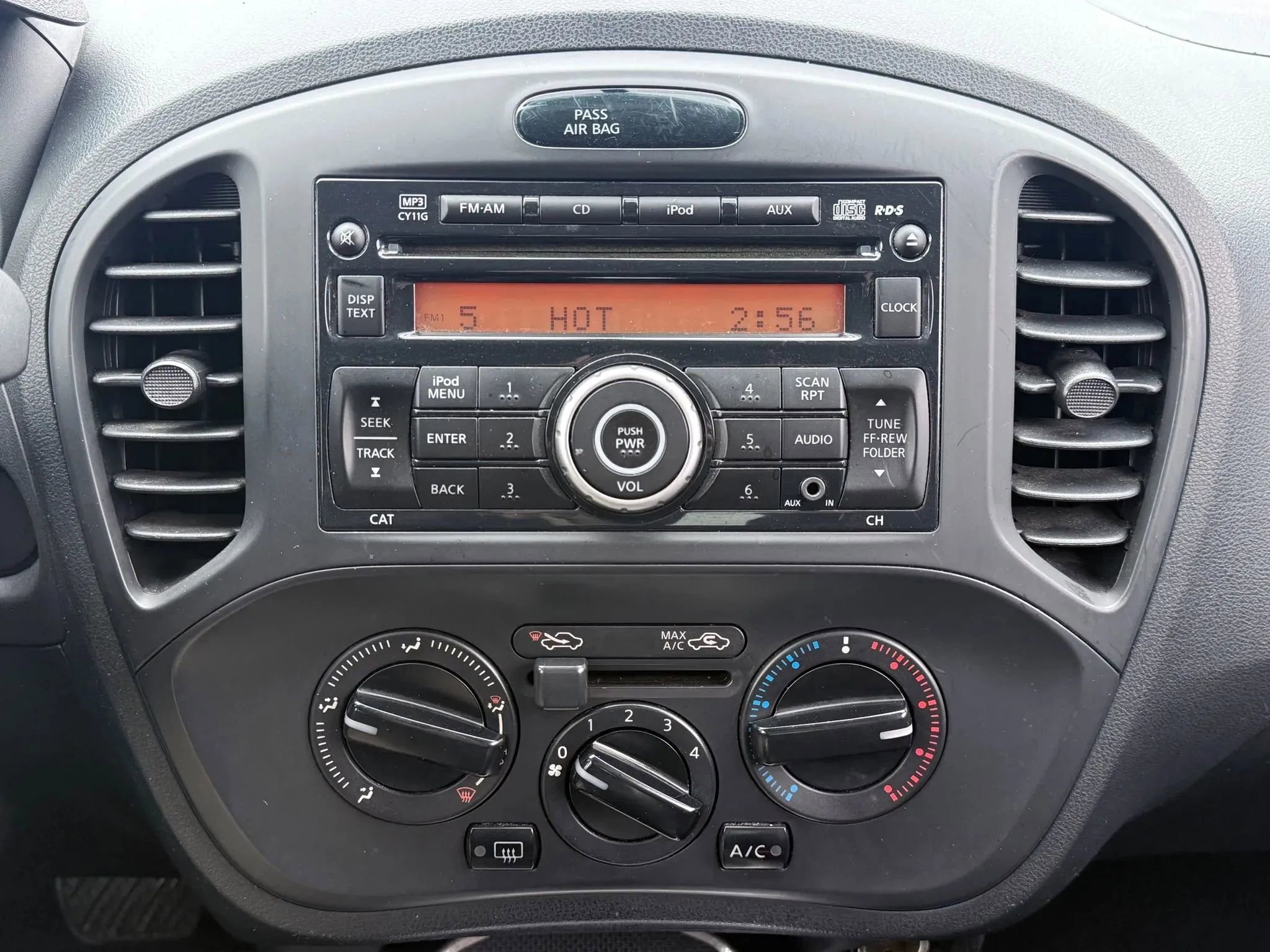 Used 2014 Nissan Juke S image 25