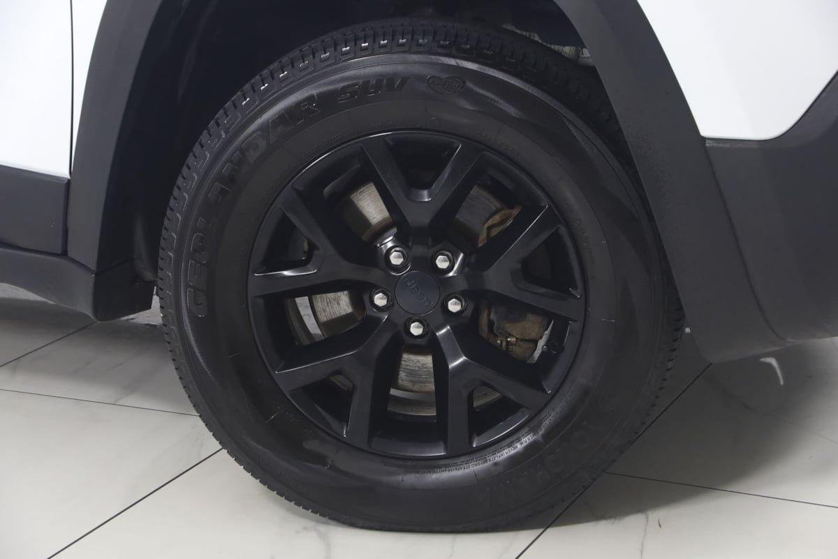 Used 2017 Jeep Cherokee Trailhawk AWD/4WD image 15