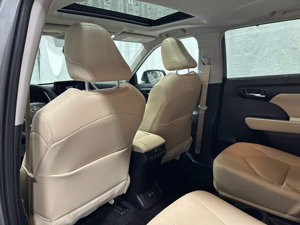 Used 2025 Toyota Highlander XLE image 52