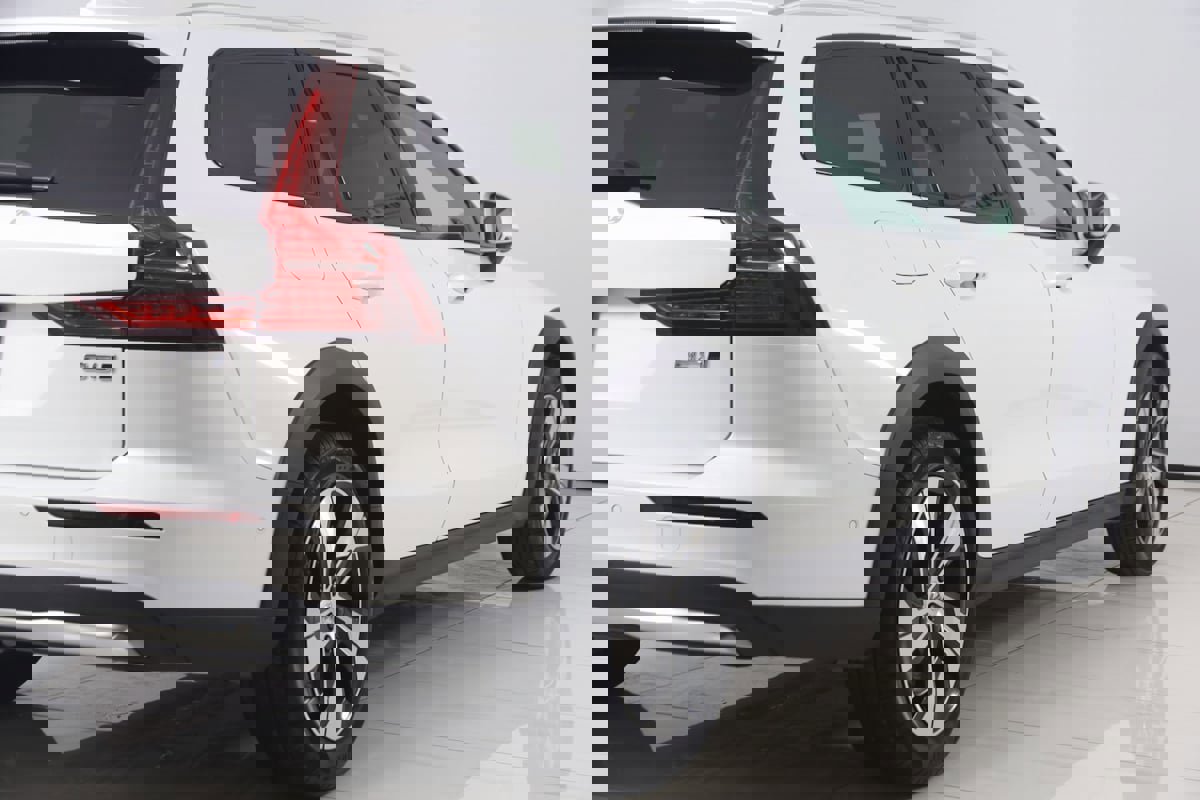 Used 2024 Volvo V60 B5 Cross Country Plus image 45