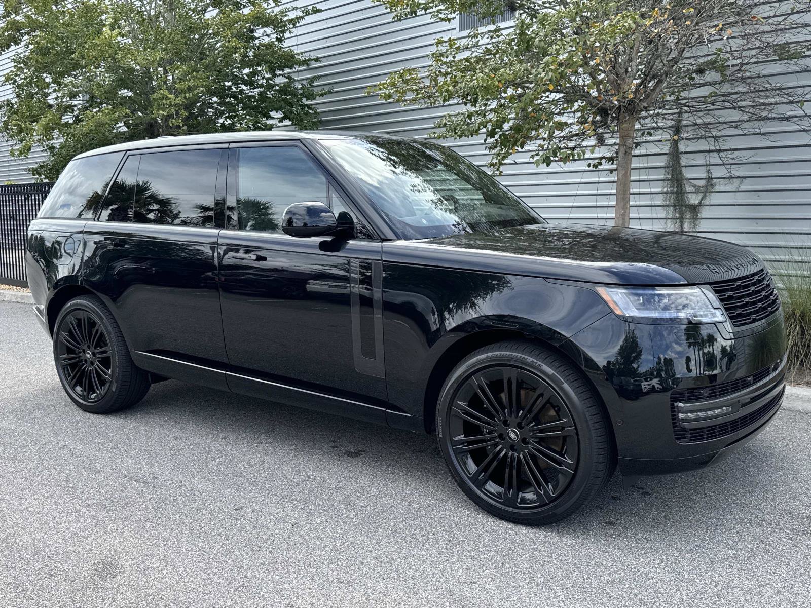 New 2025 Land Rover Range Rover Long Wheelbase SE image 4